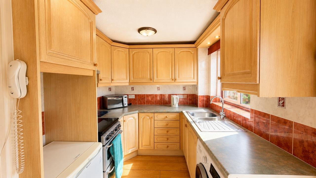 3 bed property in Holmhurst Lane, St. Leonards-On-Sea